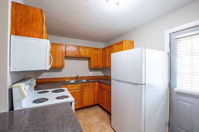 Building Photo - Adorable 3 Bedroom / 1 Bath Split Entry Home in Carter Lake with 2 Car Detach Garage!