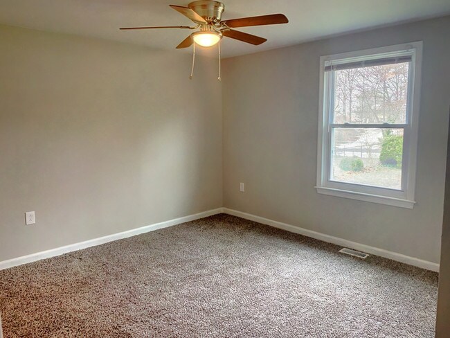 Building Photo - RENOVATED RACHED WITH YARD