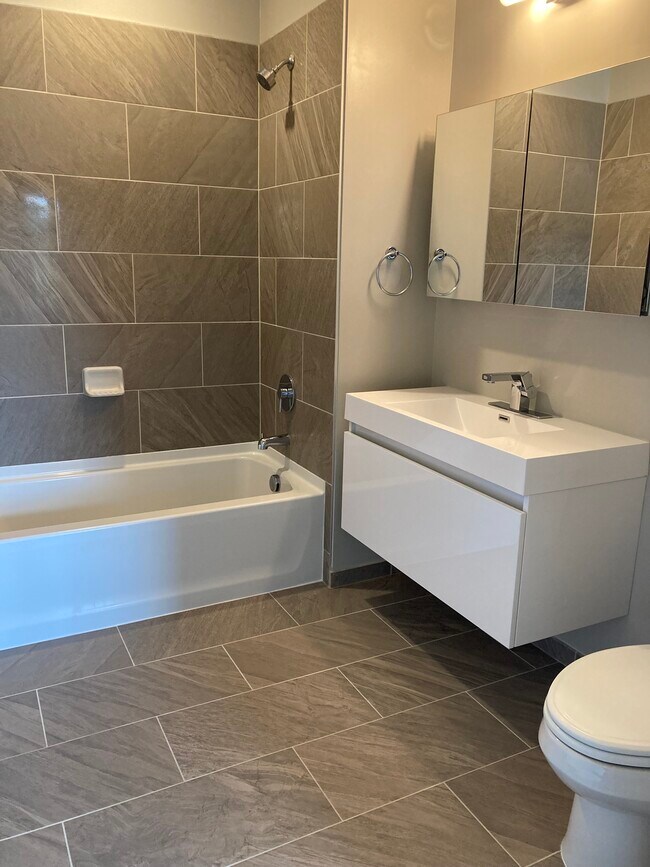 Full Bath #2/ensuite - 989 S Buchanan St