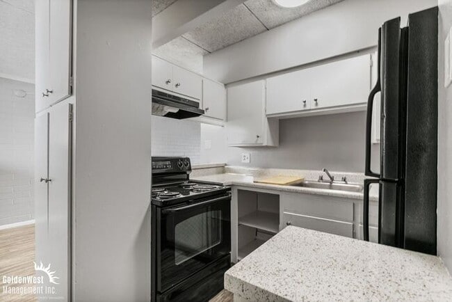 Building Photo - Beautifully Renovated 2Bdm 2Ba Apartment in Phoenix - MI Special