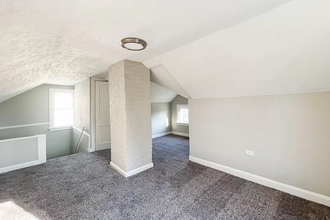 Building Photo - Gorgeous 4 bd, 1.5 bth Cleveland Heights Stunner!