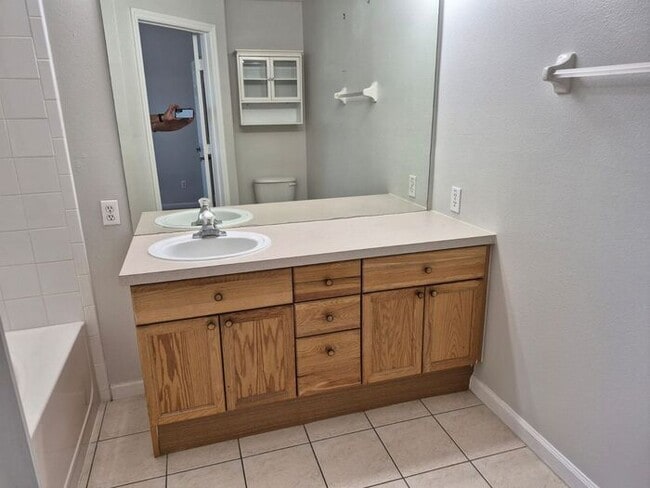 Building Photo - Large 3 bedrooms 3 Baths with a private pool