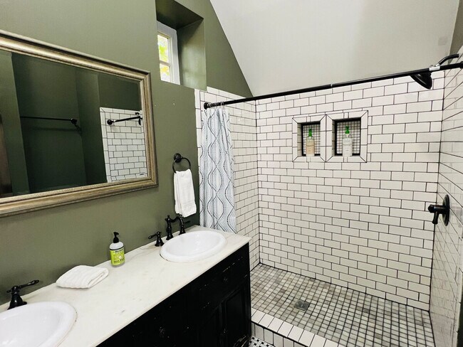 Building Photo - 3209 W Fairview Pl