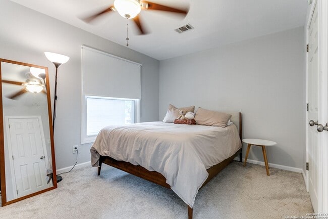 Building Photo - CHARMING 4-BEDROOM IN WILSHIRE VILLAGE