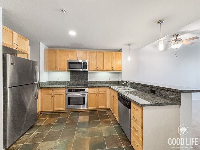 Building Photo - Beautiful 1BD/1BA Condo in Downtown W/ Off...