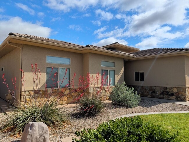 Building Photo - 4 Bedroom Home Near Pine View High School With 2 Car Garage