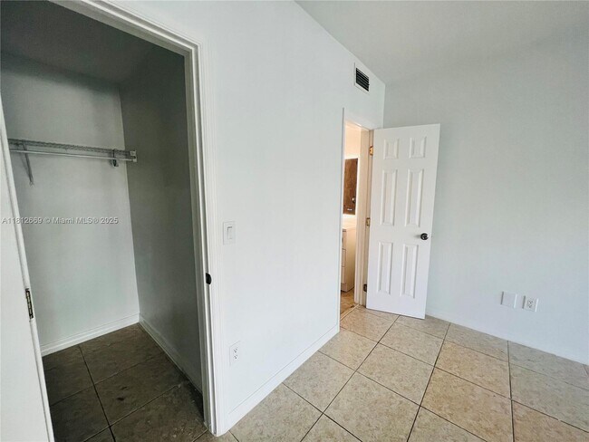 Building Photo - 946 Bay Dr