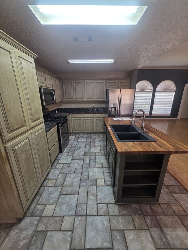 Building Photo - 4 bed 2 bath home in Northgate