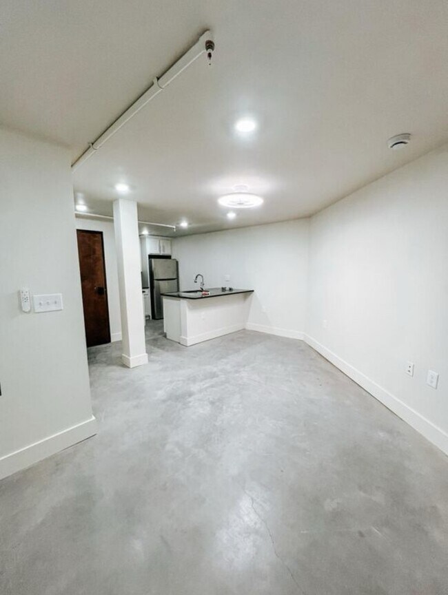 Building Photo - Happy Holler