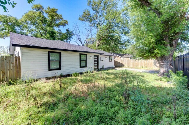 Building Photo - 5906 Hilary St