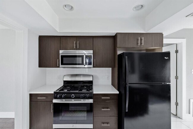 Building Photo - 3910 Hillside Dr