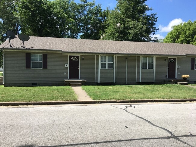 Building Photo - 2 Bedroom 1 Bath Duplex.  Great Central Lo...