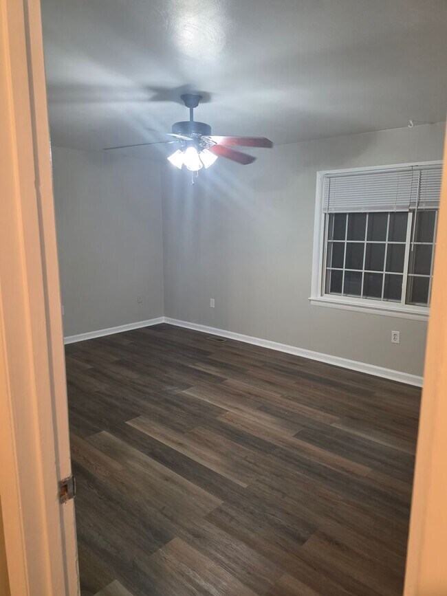 Building Photo - 3 bedroom 2.5 bath townhouse