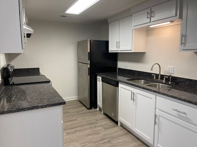 Building Photo - Pearl Street Townhomes