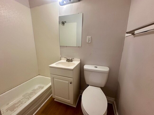 Building Photo - 323 N Gladstone Ave