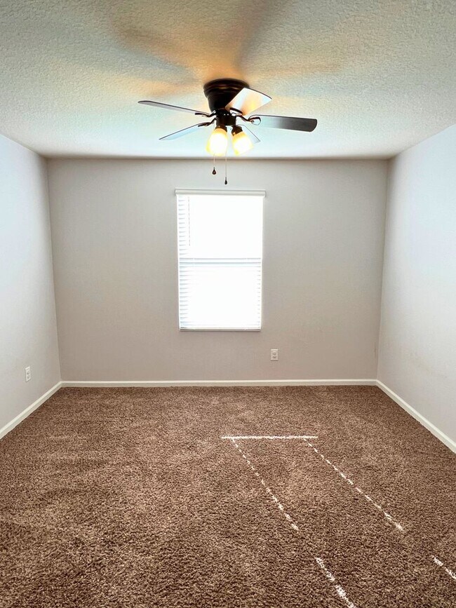 Building Photo - Stylish 4-Bedroom Home with Fenced Yard – ...