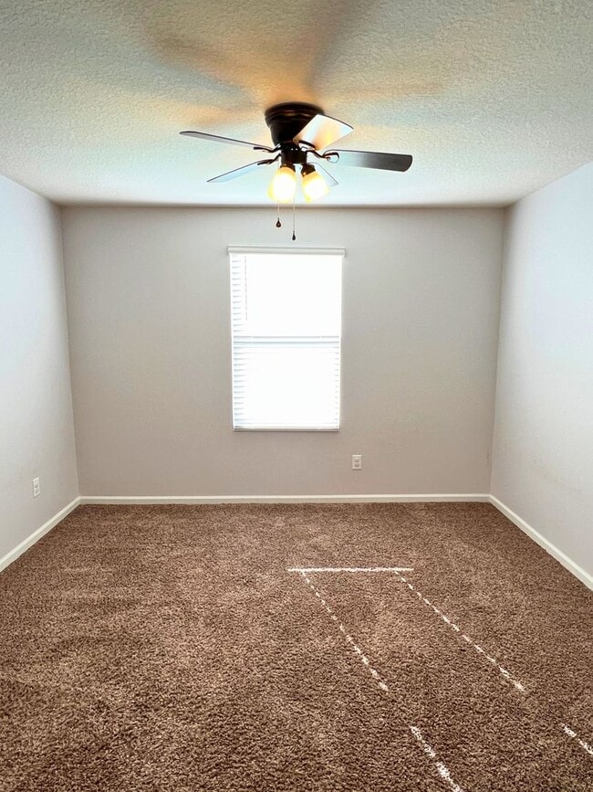 Building Photo - Stylish 4-Bedroom Home with Fenced Yard – Prime Location!