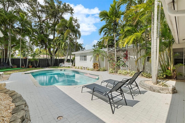 Building Photo - 1400 NE 4th Ct