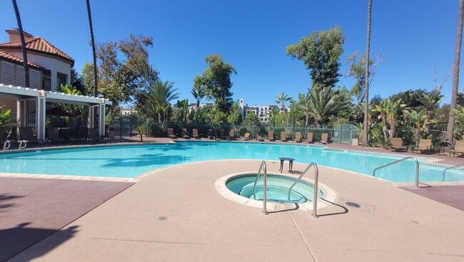 Building Photo - River Colony townhome - centrally located