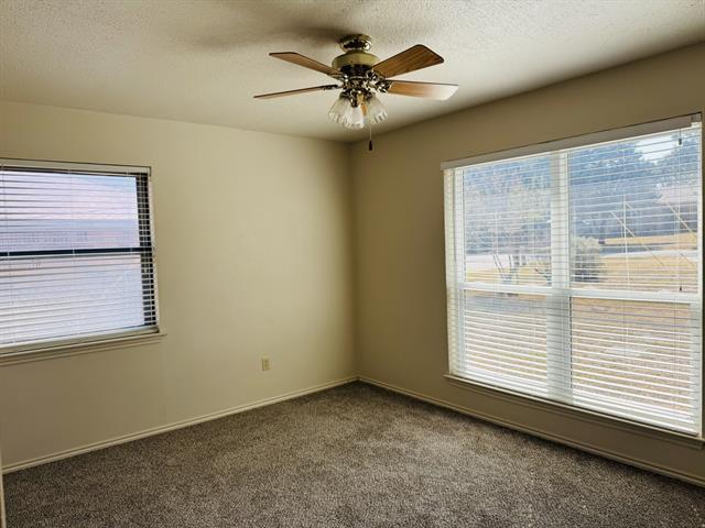 Building Photo - 912 Woodview Dr