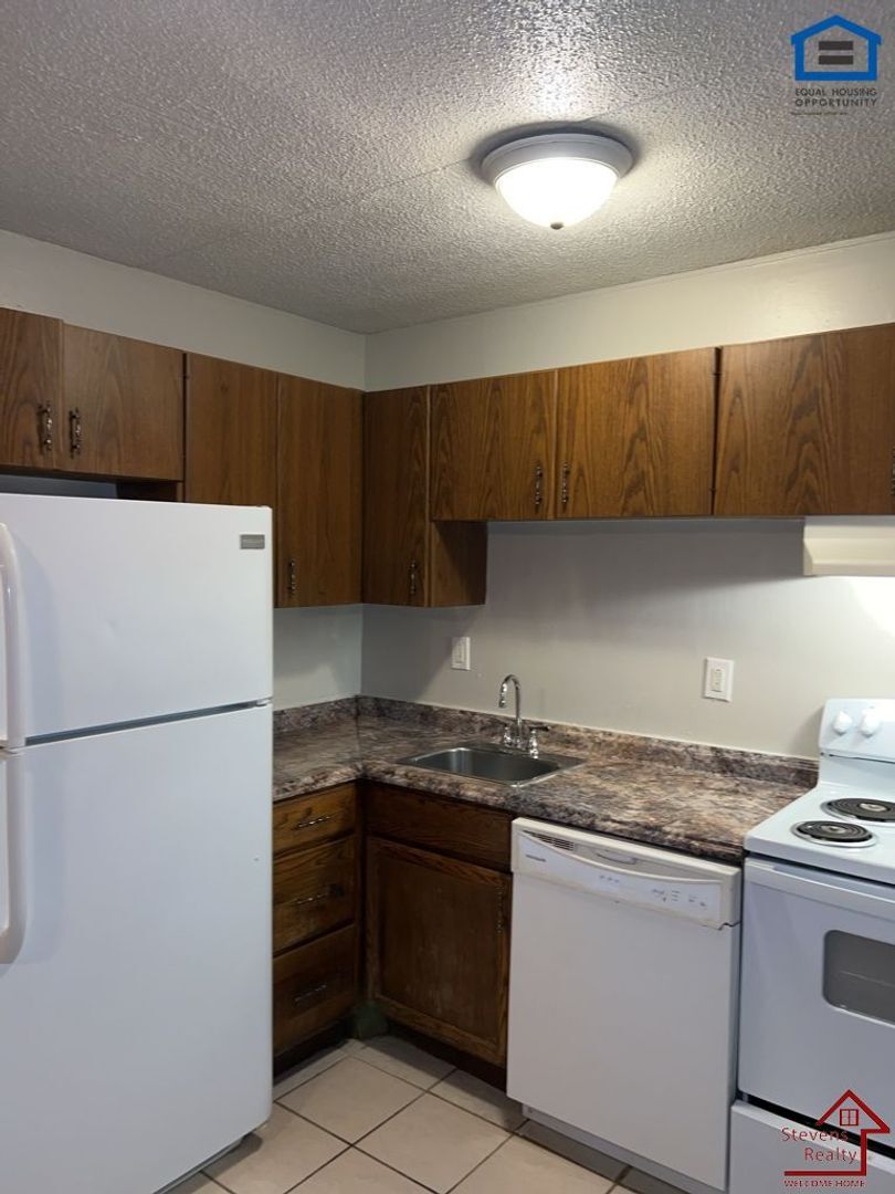 Building Photo - 915 S Seminole Dr