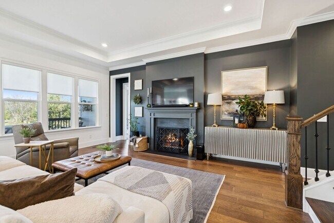 Building Photo - Luxurious living space *Fully furnished an...