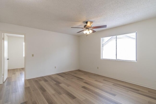 Building Photo - 300 Oakcrest Dr