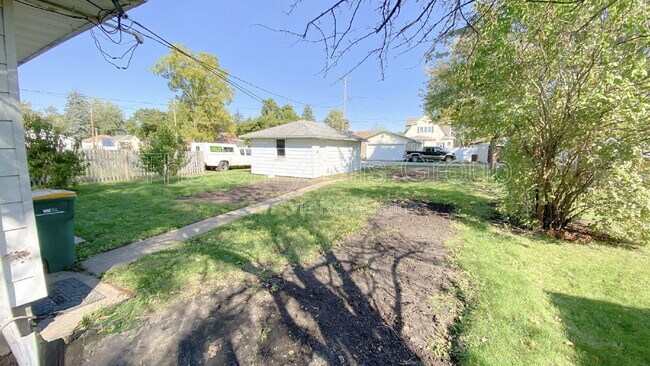 Building Photo - 309 Iowa Ave