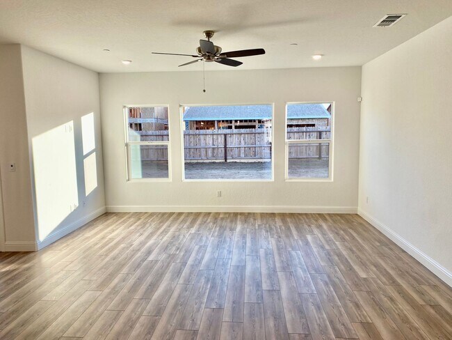 Building Photo - 708 Fir St W