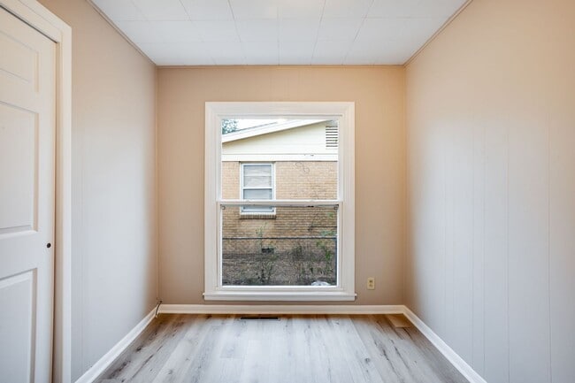 Building Photo - 3 Bed 1 Bath with a BONUS room!