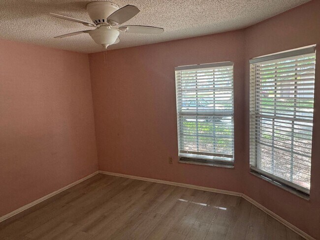 Building Photo - Spacious Lakeland 3-Bedroom Home with 2-Car Garage & Large Driveway