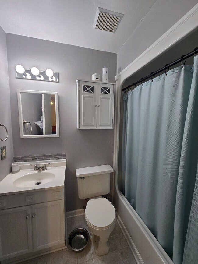 Building Photo - Country Charm Meets City Convenience – You...