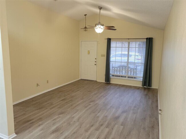 Building Photo - 1015 E Yager Ln