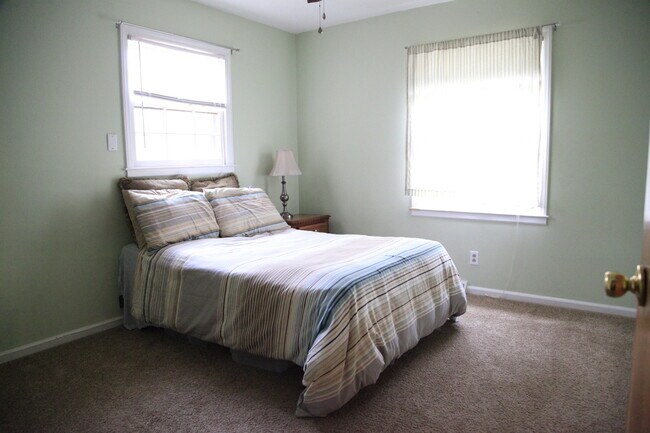 Building Photo - Spacious split level home, see today!