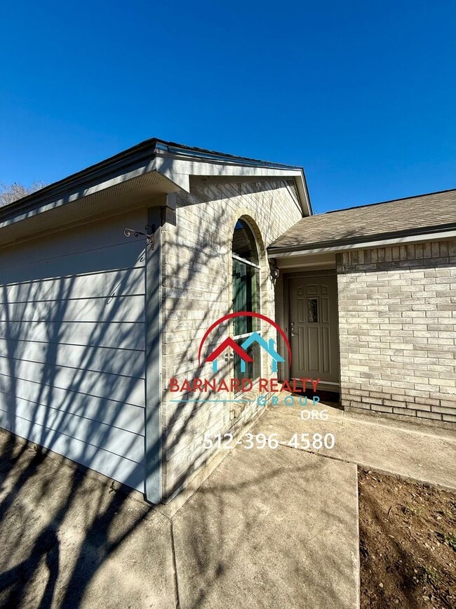 Building Photo - Available Now: 3 Bedroom, 2 Bath Stand Alone Home