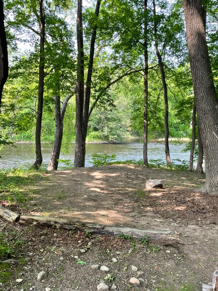 Building Photo - 52 River St