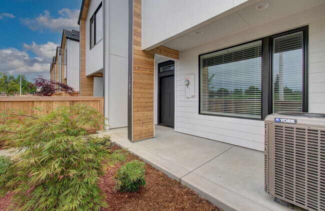 Building Photo - Beautiful Townhouse with Easy Access to Everything!