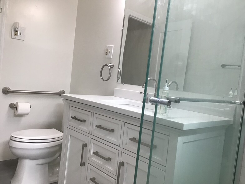 Bathroom2 - 448 N Alta Vista Blvd