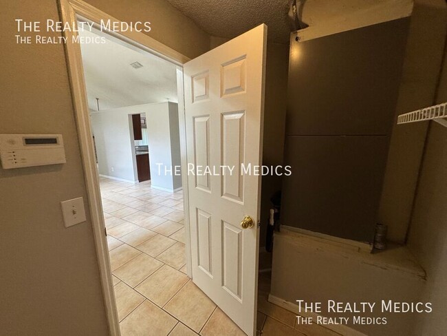 Building Photo - 1004 N Magee Creek Ct