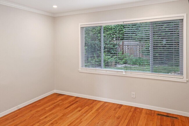 Building Photo - 1087 Lariat Ln