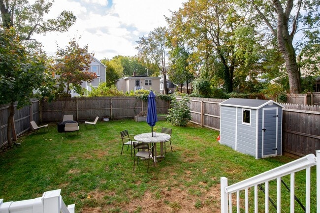 Building Photo - 41 Bank St