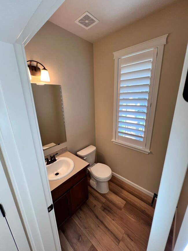 Building Photo - Stunning 5 bedroom W/Bed & Full Bath on Main Floor