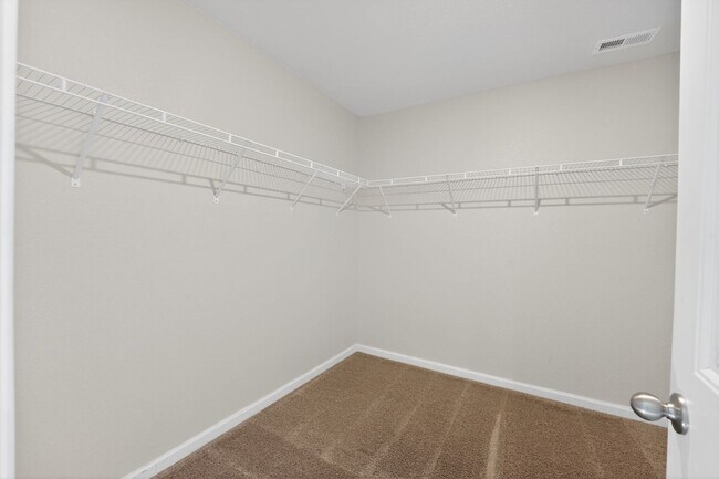 Building Photo - Spacious 4BR House in Charlotte
