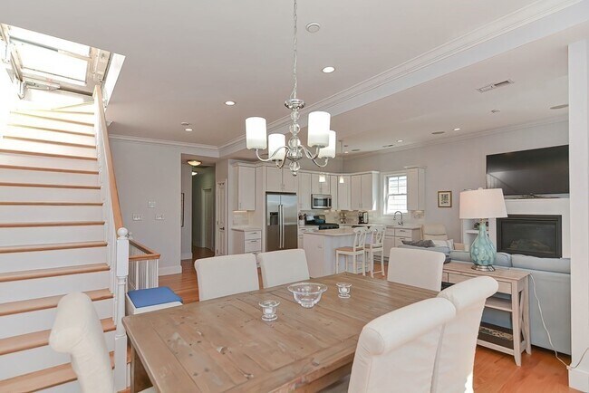 Primary Photo - 470 E 8th St