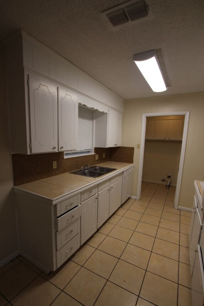 Building Photo - Spacious 3-Bedroom Home in South Tyler – A...