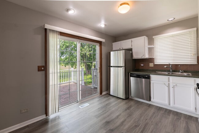 Building Photo - 1210 Andover Cir