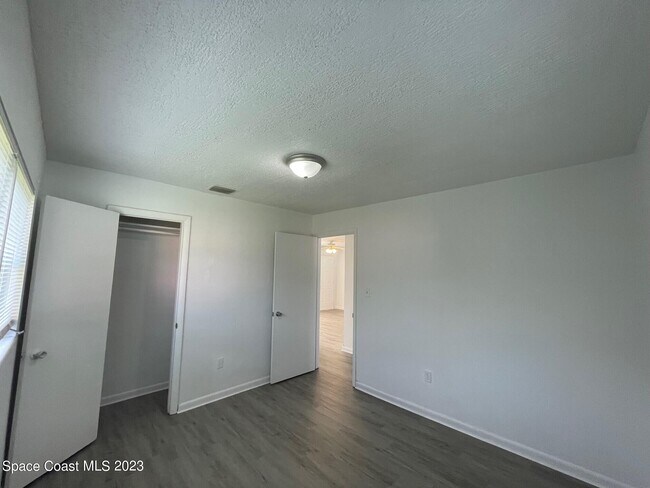 Building Photo - 211 Begonia St