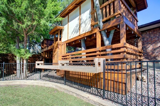 Building Photo - Available August 1st | 4 Bedroom Home with...