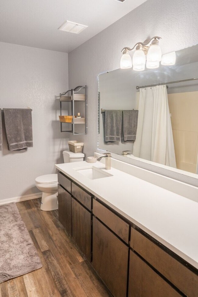 Building Photo - 2Bd/1.5Ba Shoreline Condo