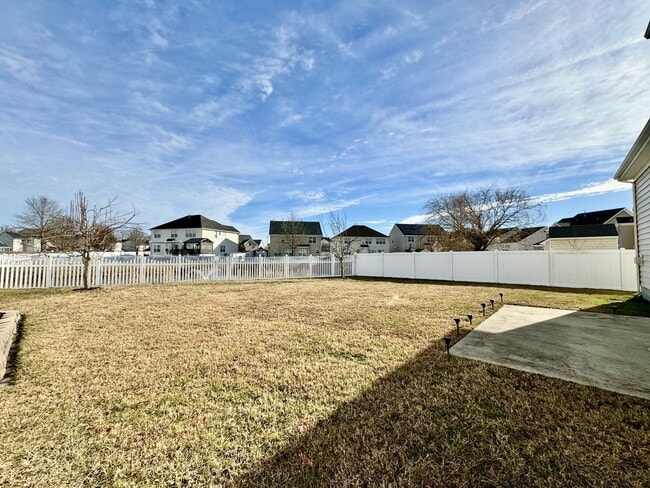 Building Photo - 4-Bedroom Home Ready 07-10-26!! Gourmet Kitchen - Fenced Backyard - Pet Friendly!